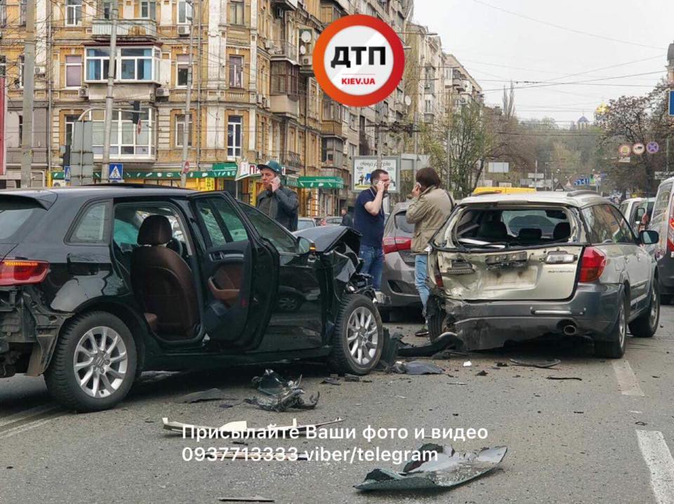 У Києві п'яний водій врізався в два авто та намагався втекти з місця ДТП (фото)