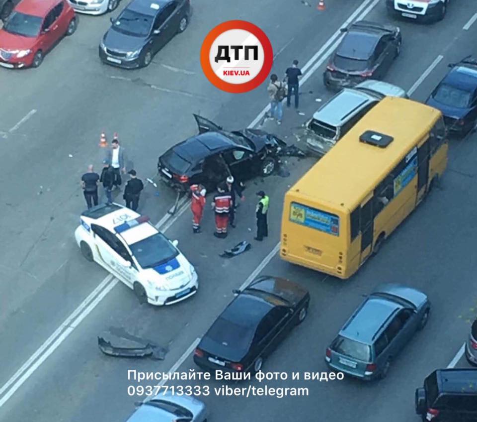 У Києві п'яний водій врізався в два авто та намагався втекти з місця ДТП (фото)