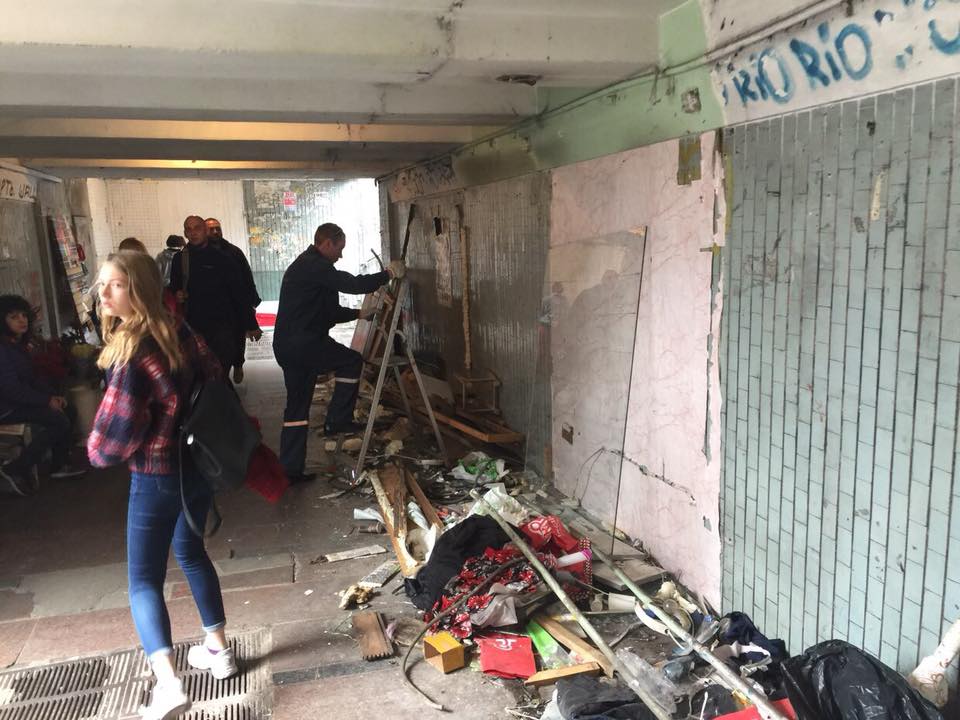 У Києві розправилися з МАФами біля однієї зі станцій метро (фото)