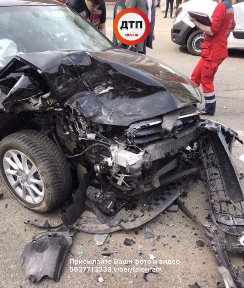 У Києві п'яний водій врізався в два авто та намагався втекти з місця ДТП (фото)