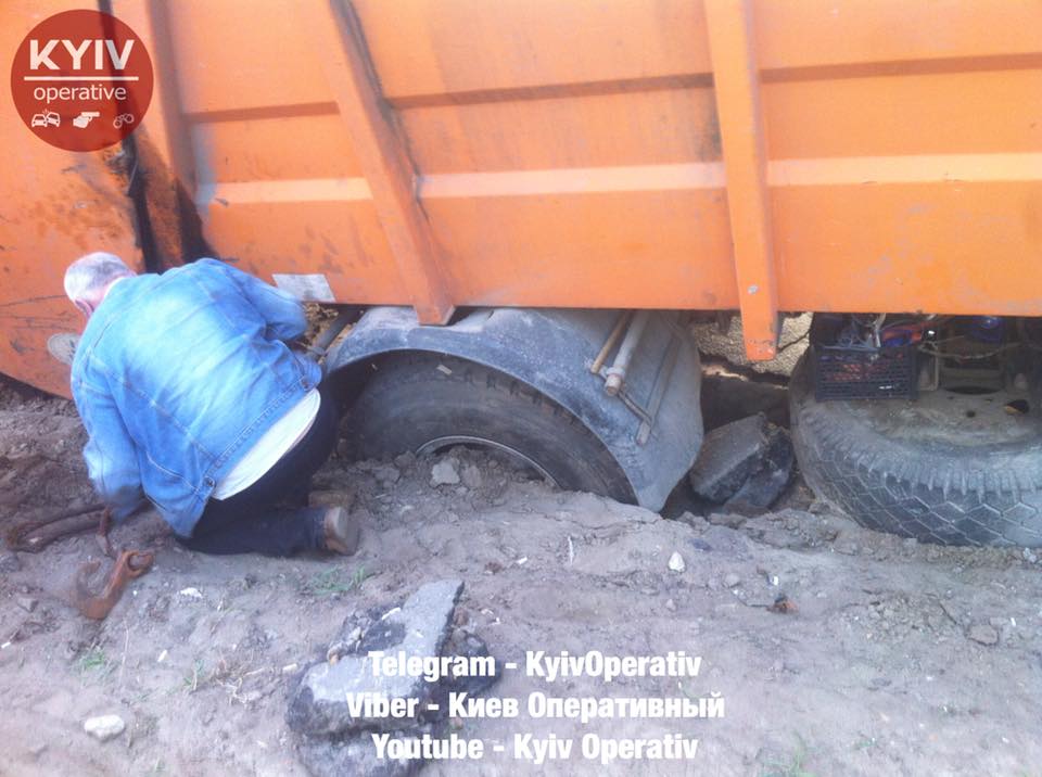 "Думаете, видели все?": в Киеве провалился под землю мусоровоз (фото)