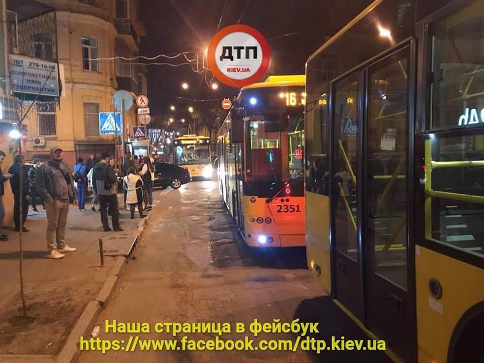 В троллейбусе Киева произошла поножовщина (фото)