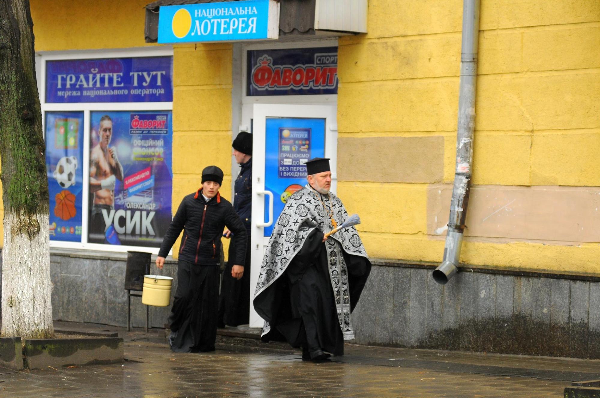 "Кадило крутиться – лавеха каламутиться": мережу насмішили священики біля офісу лотереї