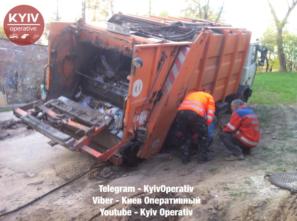 &quot;Думаете, видели все?&quot;: в Киеве провалился под землю мусоровоз (фото)