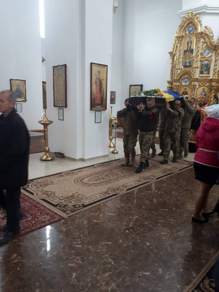 У Кривому Розі провели в останню путь 21-річного бійця АТО