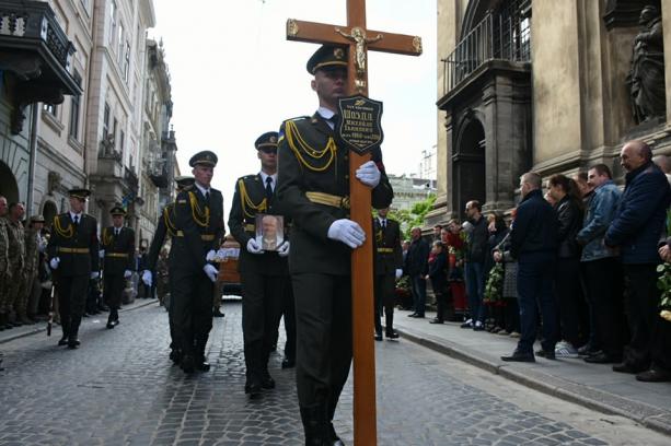 У Львові провели в останню путь бійця, який загинув в зоні АТО (фото)