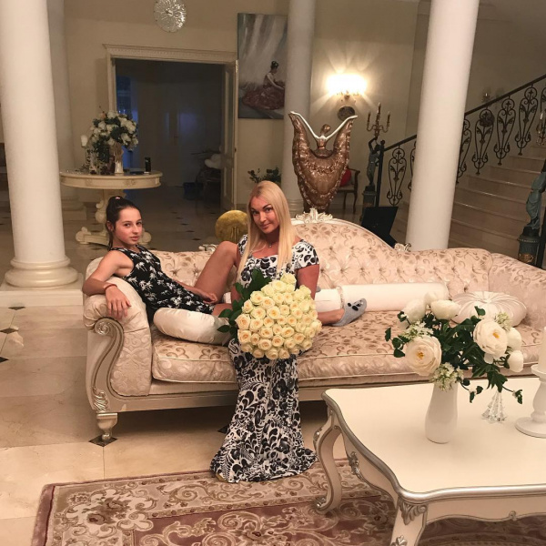 "Політика втручається": Волочкова поскаржилася на відмову США у наданні віз артистам