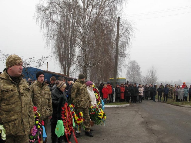 "Не думав про себе, посади та гроші": в Полтавській області провели в останню путь 27-річного бійця АТО (фото)