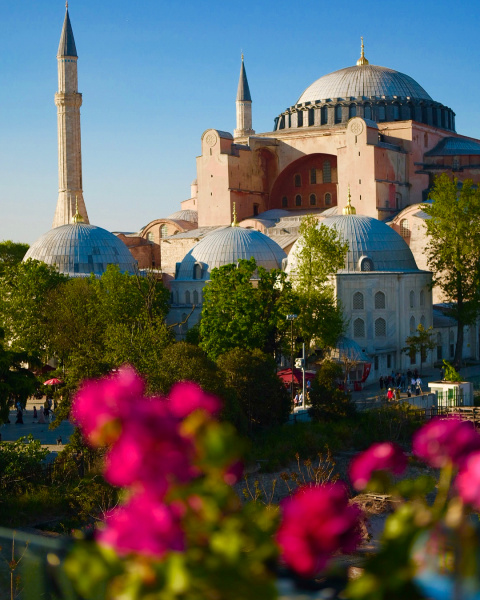 Евротуры и релакс по-турецки: где и как проводят "маевку" украинские звезды (фото)