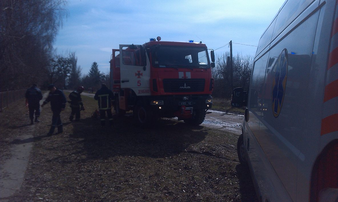 У Рівненській області дитина застрягла на паркані, проткнувши ногу арматурою (відео)