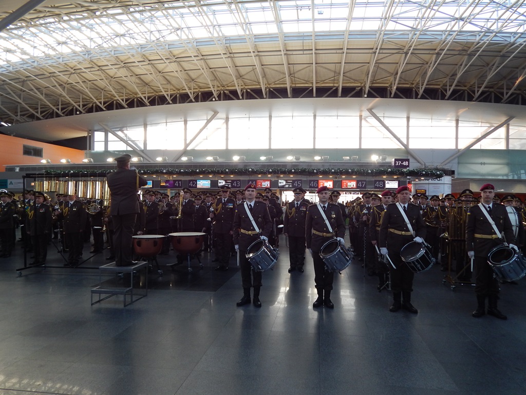 "За честь и славу": по всей Украине звучат оркестры, прославляя "киборгов"