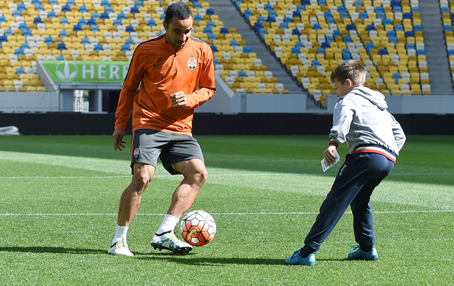 Подвійне навантаження: футболісти "Шахтаря" перед грою попрацювали вихователями дітей і фотомоделями