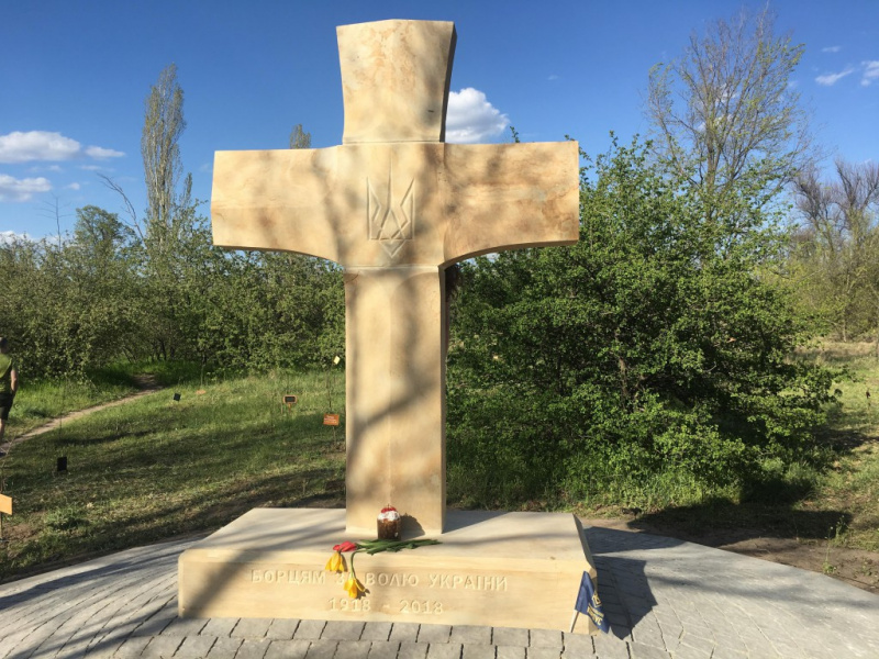 На о. Хортица неизвестные снесли памятник бойцам за независимость Украины (ФОТО)