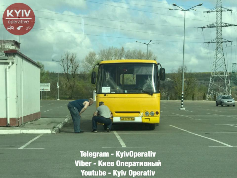 "Як "найрозумніший": мережу обурив водій маршрутки, який зник з місця ДТП у Києві (фото)