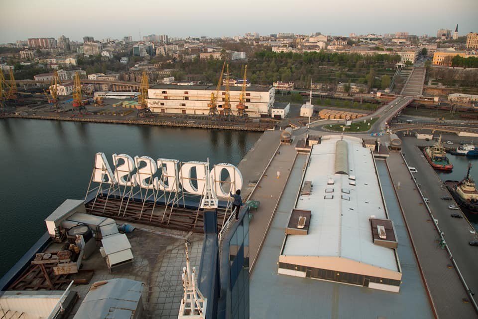 В сети показали потрясающие фото Одессы из окна заброшенного отеля