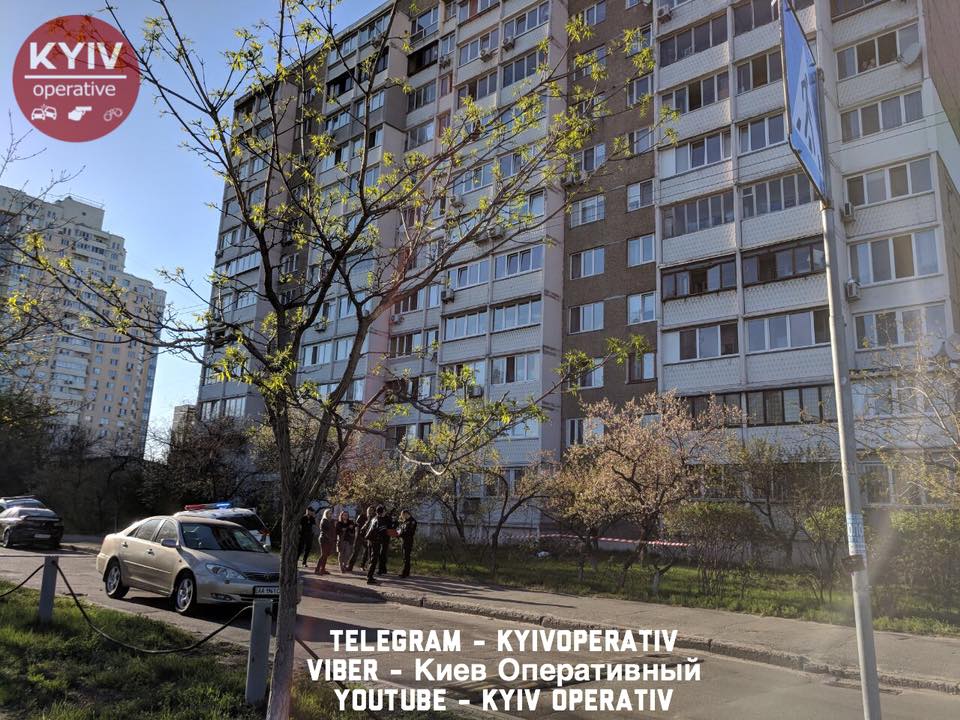 У Києві з 12-го поверху впала жінка