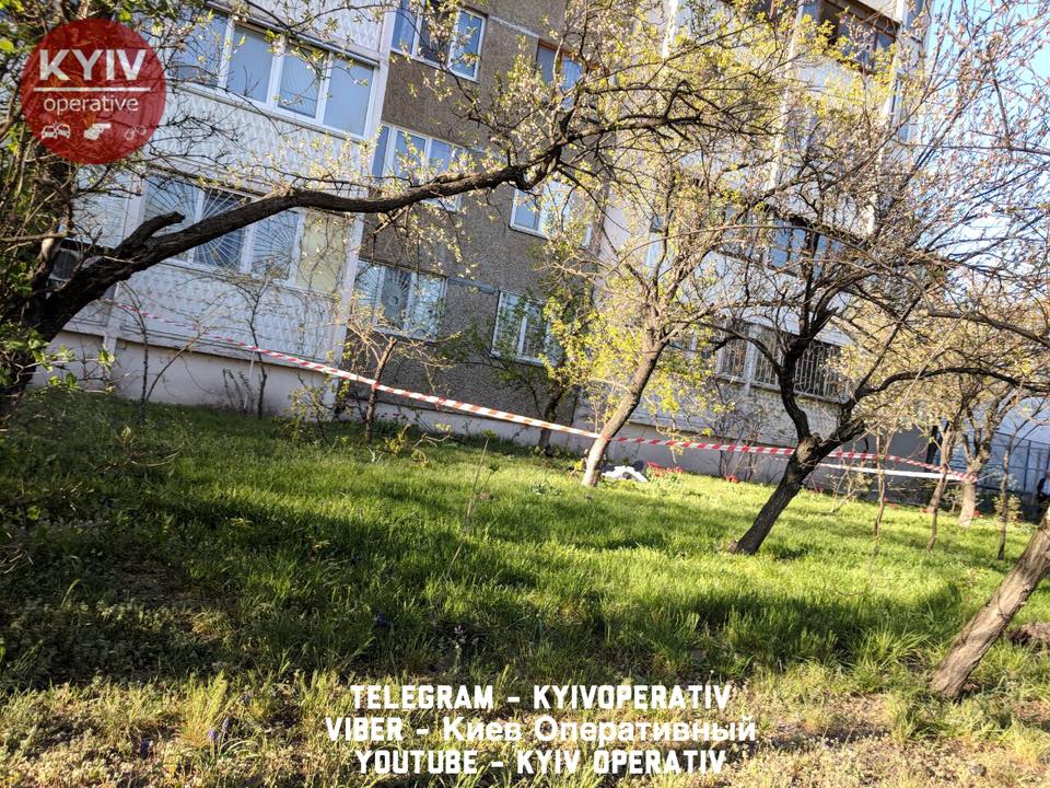 У Києві з 12-го поверху впала жінка