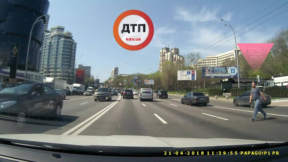 "Глупость и жажда смерти": в Киеве мужчина решил рискнуть жизнью, переходя дорогу