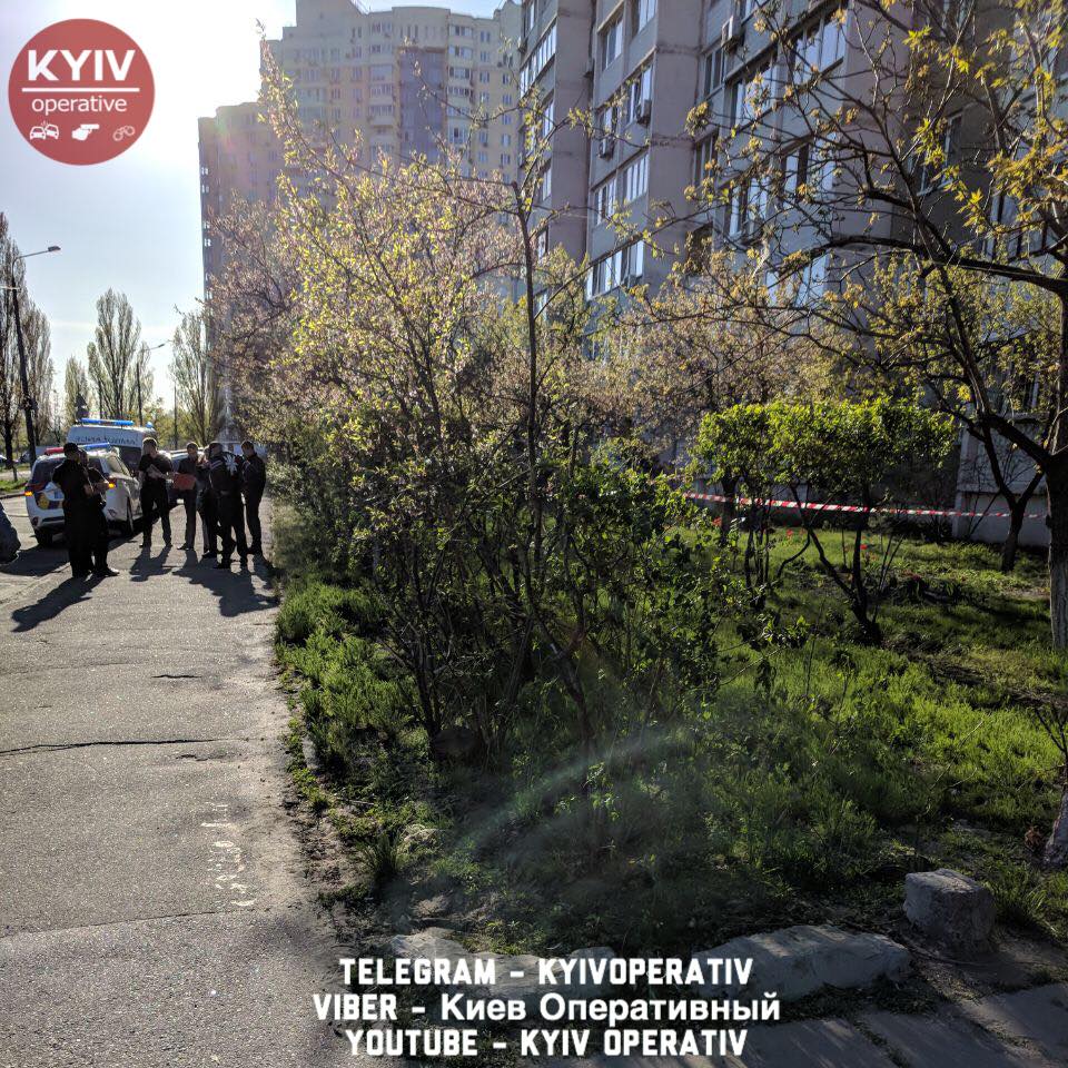 У Києві з 12-го поверху впала жінка