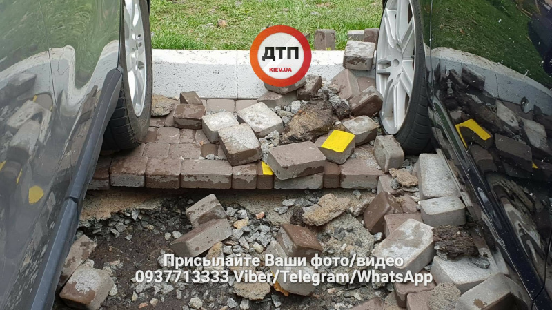 "Разлетелись куски асфальта": в Киеве из-за прорыва трубы разрушены пять автомобилей (фото и видео)