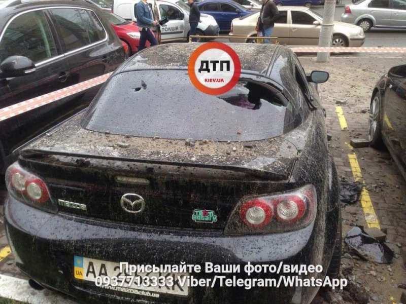 "Разлетелись куски асфальта": в Киеве из-за прорыва трубы разрушены пять автомобилей (фото и видео)