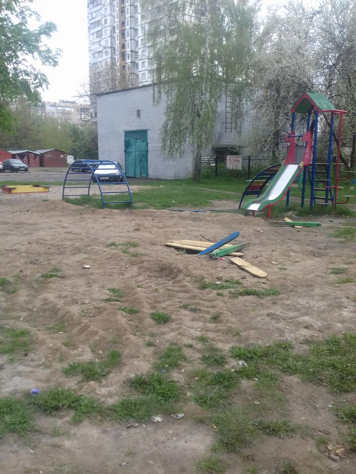 В Киеве коммунальщики разрушили детскую площадку (фото)