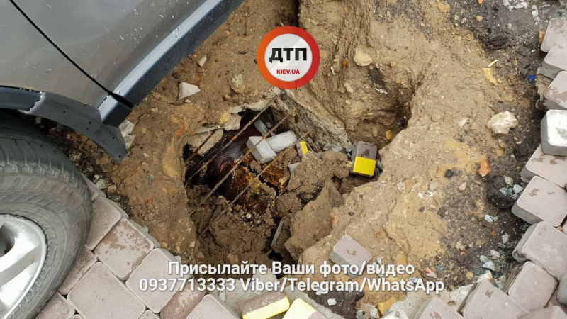 "Разлетелись куски асфальта": в Киеве из-за прорыва трубы разрушены пять автомобилей (фото и видео)