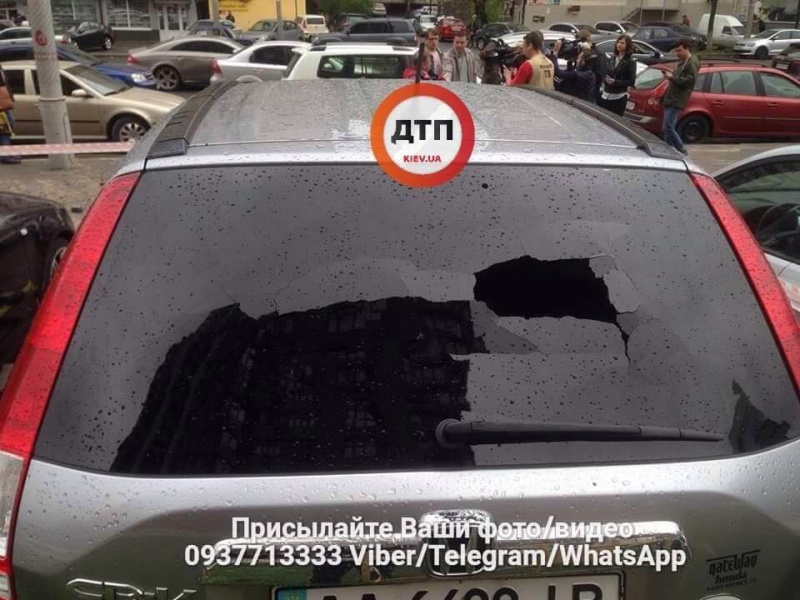 "Разлетелись куски асфальта": в Киеве из-за прорыва трубы разрушены пять автомобилей (фото и видео)