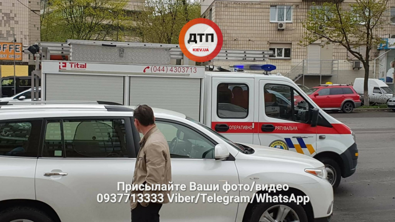 "Разлетелись куски асфальта": в Киеве из-за прорыва трубы разрушены пять автомобилей (фото и видео)