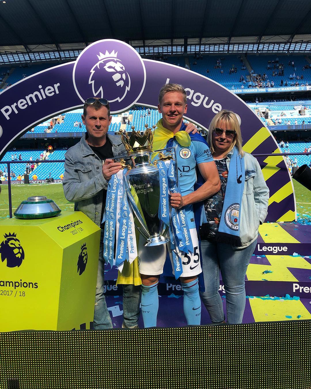 Український футболіст на святковій церемонії впустив кубок чемпіонату Англії (відео)