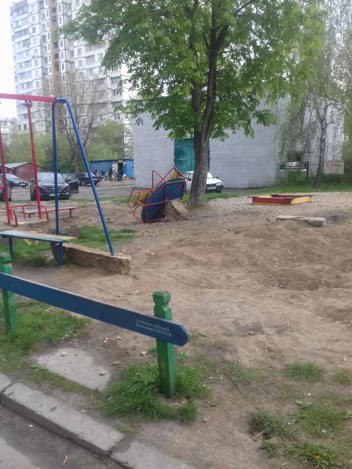 В Киеве коммунальщики разрушили детскую площадку (фото)