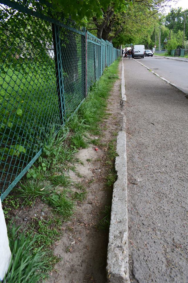 У Волинській області зробили бордюр з єврейських надгробків (фото)