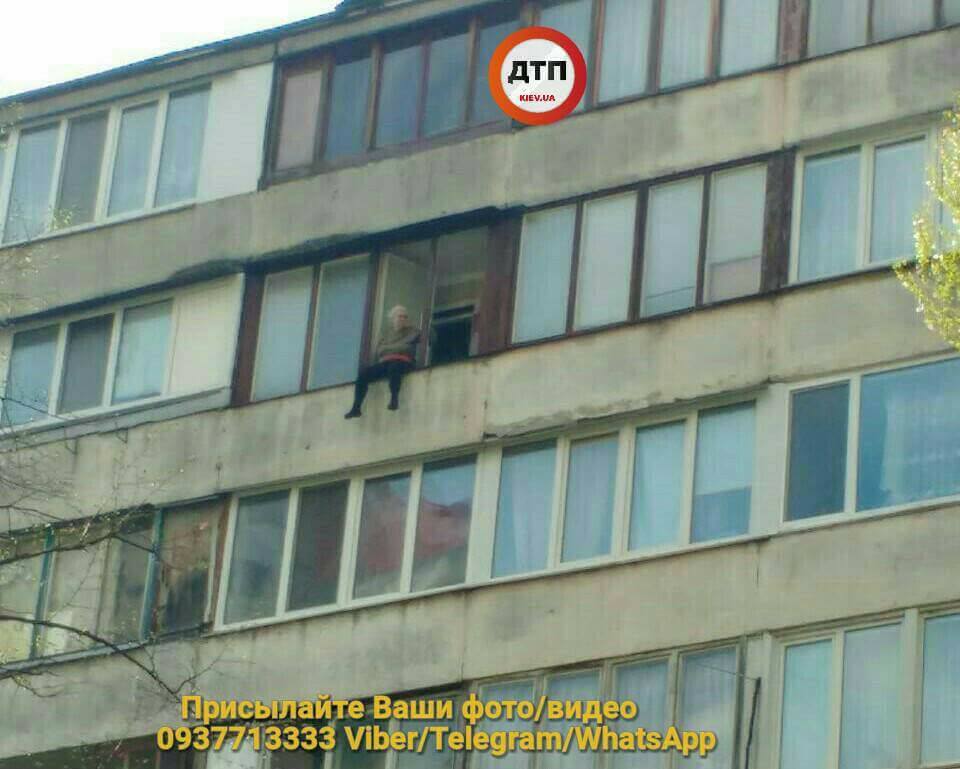У Києві старенька хоче зістрибнути з 8 поверху (фото)
