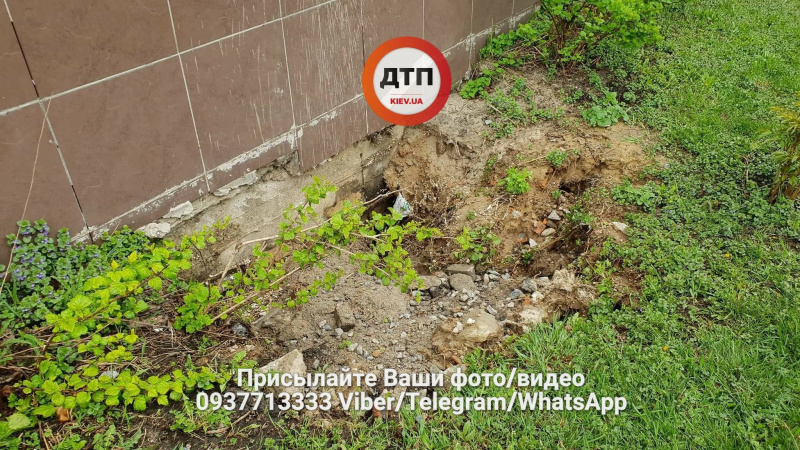 "Разлетелись куски асфальта": в Киеве из-за прорыва трубы разрушены пять автомобилей (фото и видео)