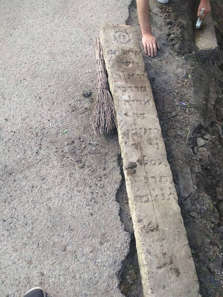 У Волинській області зробили бордюр з єврейських надгробків (фото)