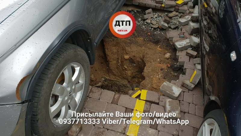 "Разлетелись куски асфальта": в Киеве из-за прорыва трубы разрушены пять автомобилей (фото и видео)