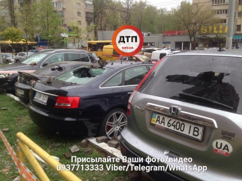 "Разлетелись куски асфальта": в Киеве из-за прорыва трубы разрушены пять автомобилей (фото и видео)