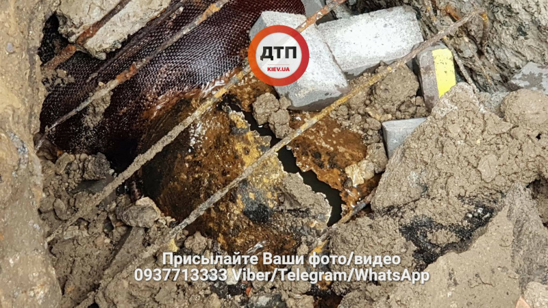 "Разлетелись куски асфальта": в Киеве из-за прорыва трубы разрушены пять автомобилей (фото и видео)