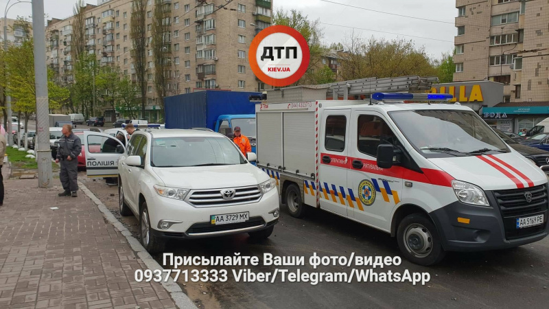 "Разлетелись куски асфальта": в Киеве из-за прорыва трубы разрушены пять автомобилей (фото и видео)