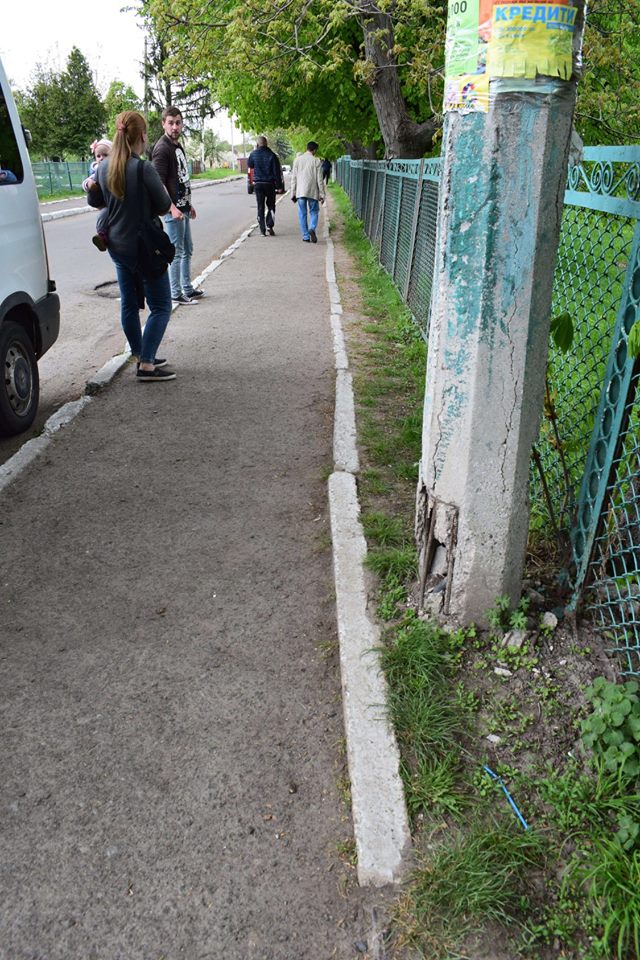 У Волинській області зробили бордюр з єврейських надгробків (фото)