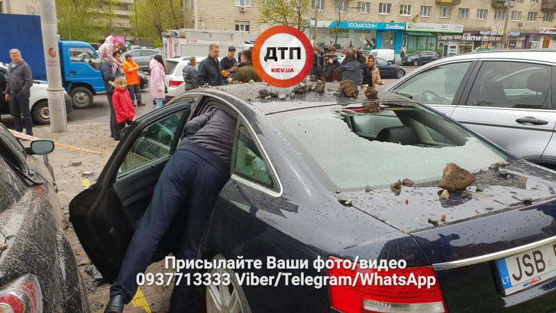 "Разлетелись куски асфальта": в Киеве из-за прорыва трубы разрушены пять автомобилей (фото и видео)