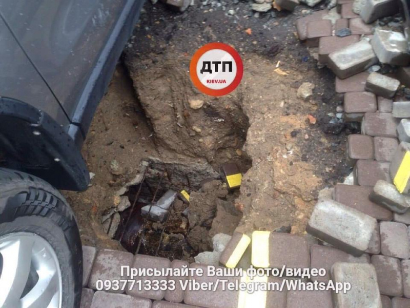 "Разлетелись куски асфальта": в Киеве из-за прорыва трубы разрушены пять автомобилей (фото и видео)