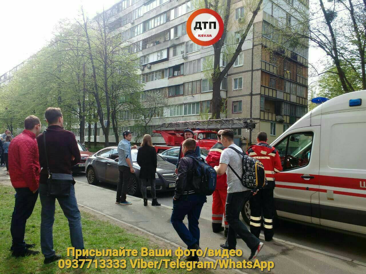 У Києві старенька хоче зістрибнути з 8 поверху (фото)