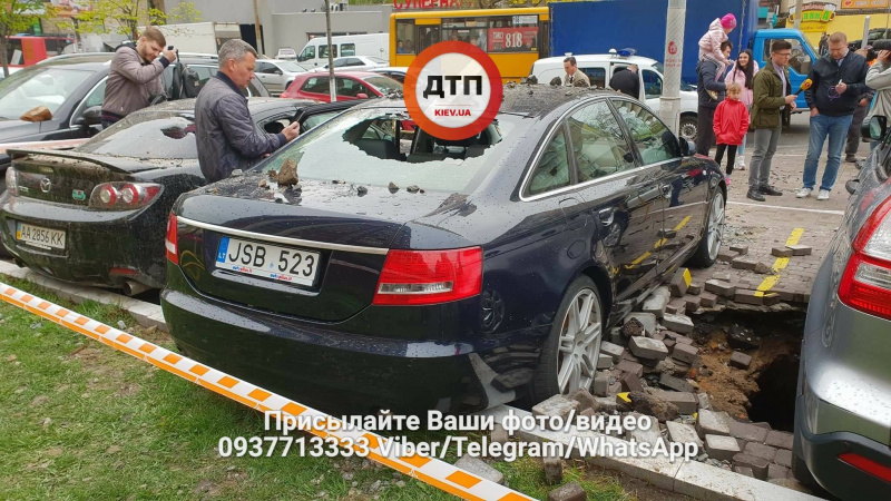 "Разлетелись куски асфальта": в Киеве из-за прорыва трубы разрушены пять автомобилей (фото и видео)