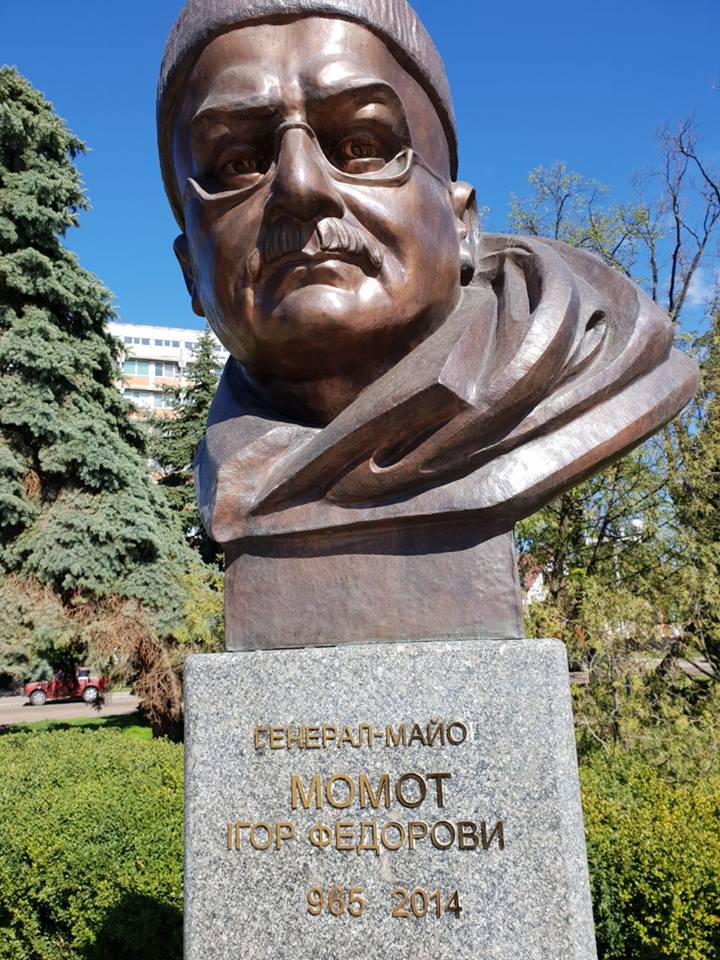 У Черкасах вандали пошкодили пам'ятник загиблому на Донбасі генералу (фото)