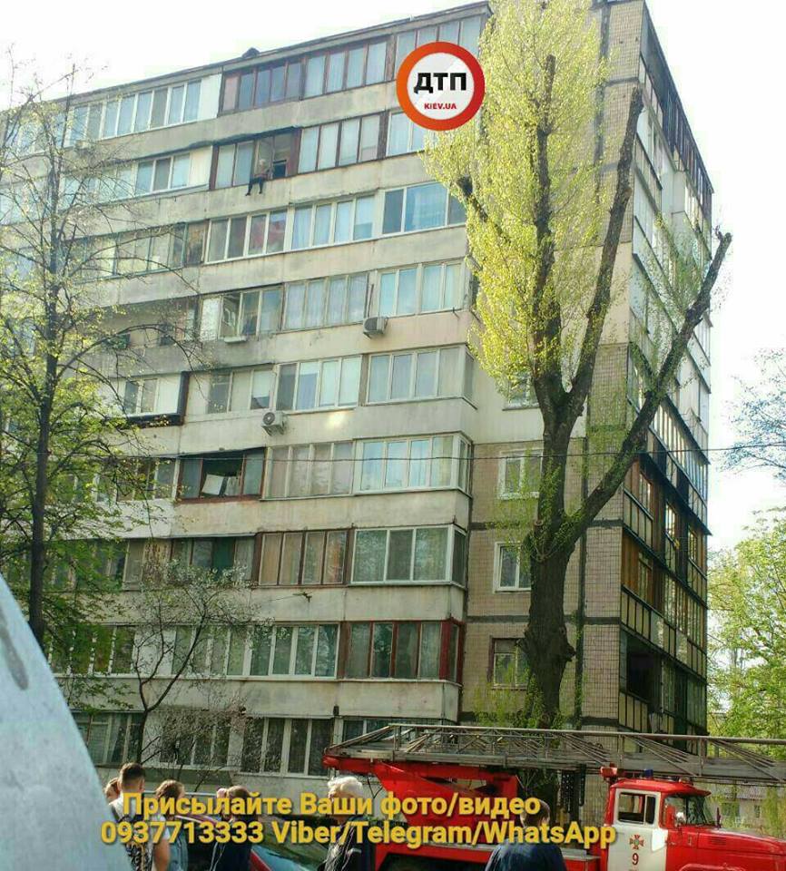 У Києві старенька хоче зістрибнути з 8 поверху (фото)