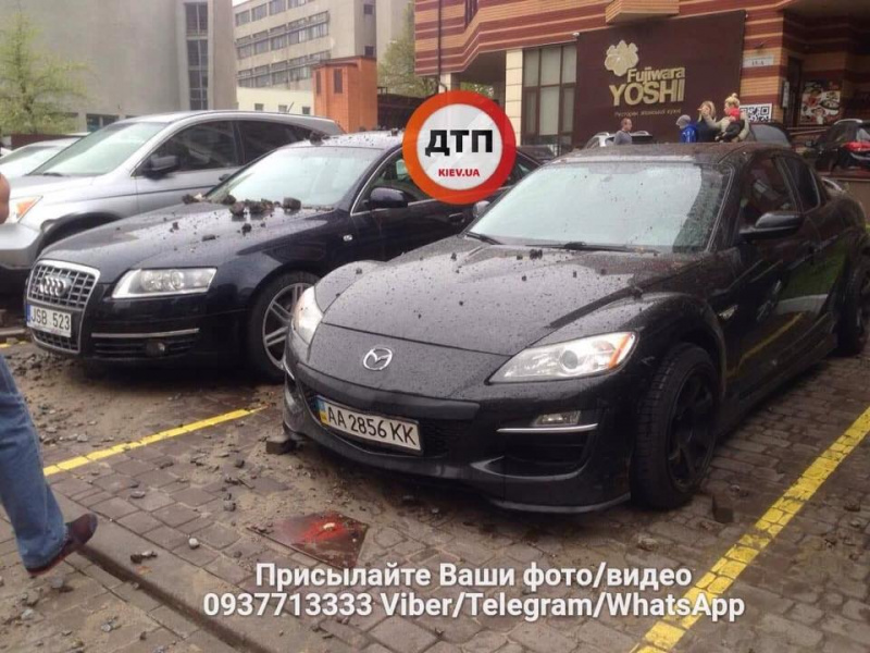 "Разлетелись куски асфальта": в Киеве из-за прорыва трубы разрушены пять автомобилей (фото и видео)