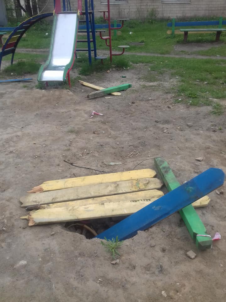 В Киеве коммунальщики разрушили детскую площадку (фото)
