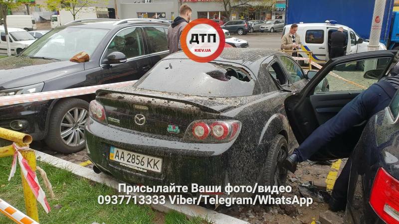 "Разлетелись куски асфальта": в Киеве из-за прорыва трубы разрушены пять автомобилей (фото и видео)