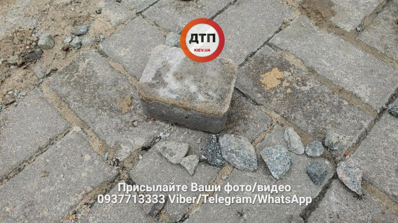 "Разлетелись куски асфальта": в Киеве из-за прорыва трубы разрушены пять автомобилей (фото и видео)